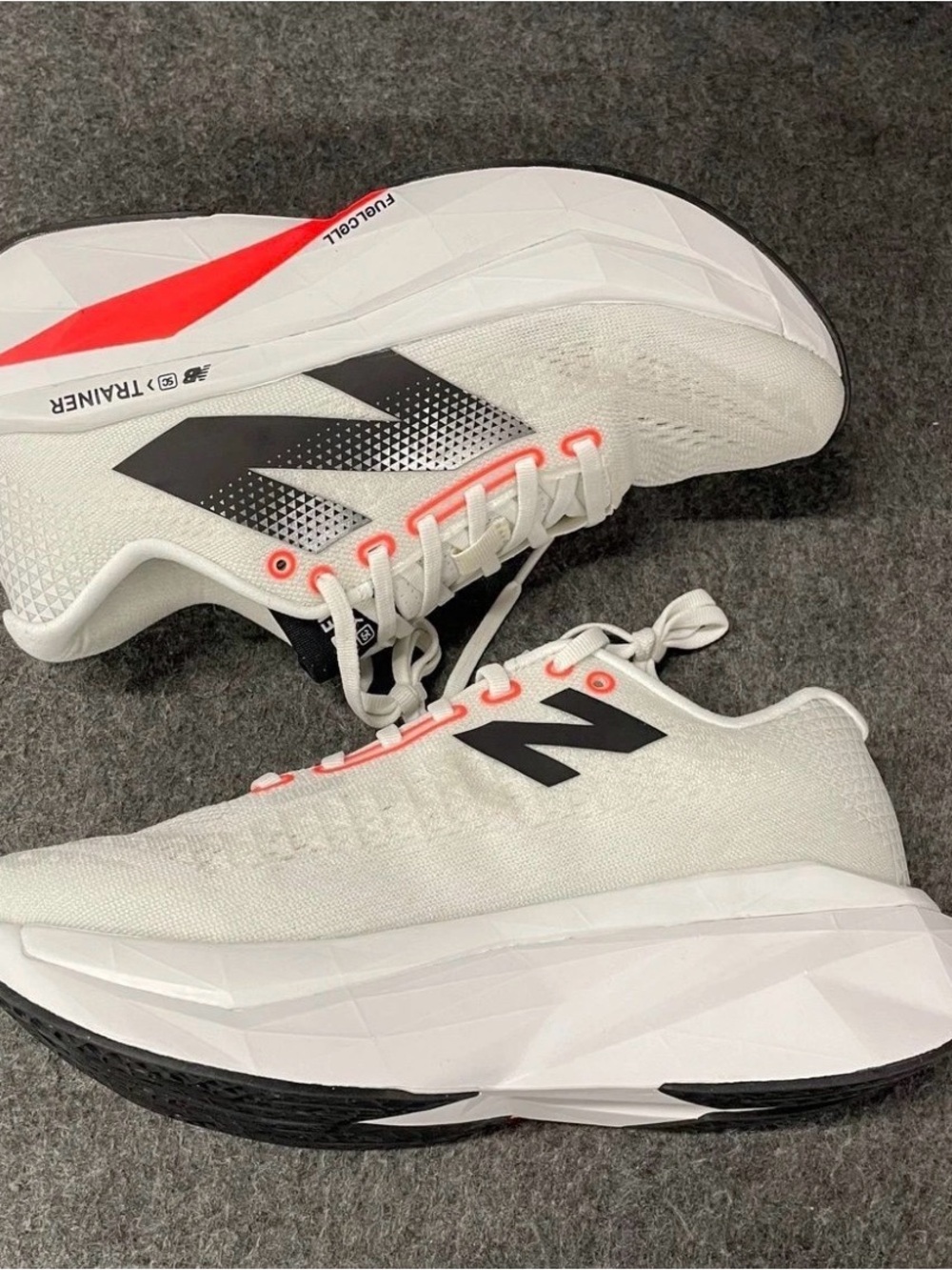 New Balance supercomp trainer v3 men’s size 10.5/ women’s 12 carbon plated